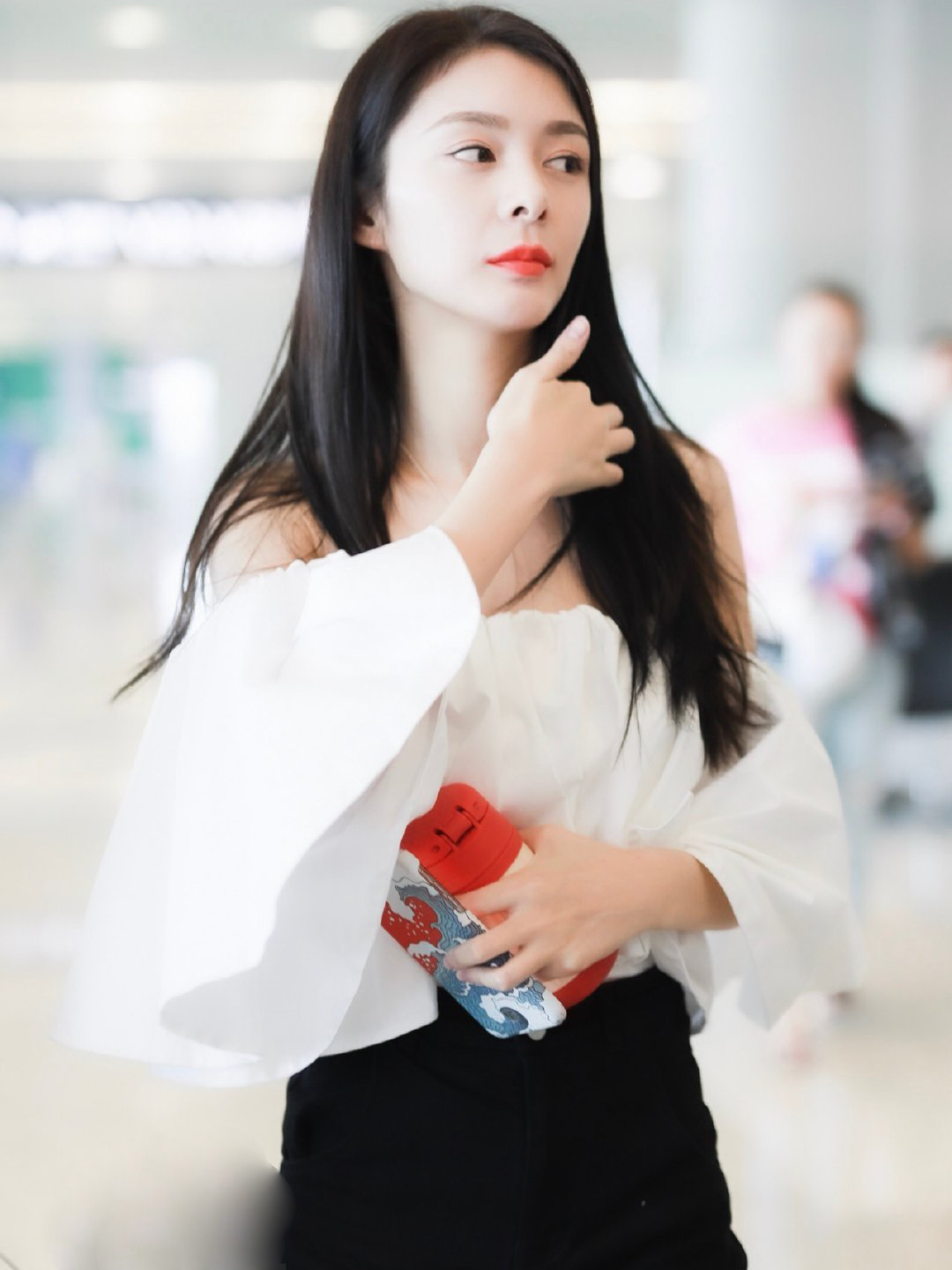 168cm傅菁清凉现身搭配抹胸上衣白到发光