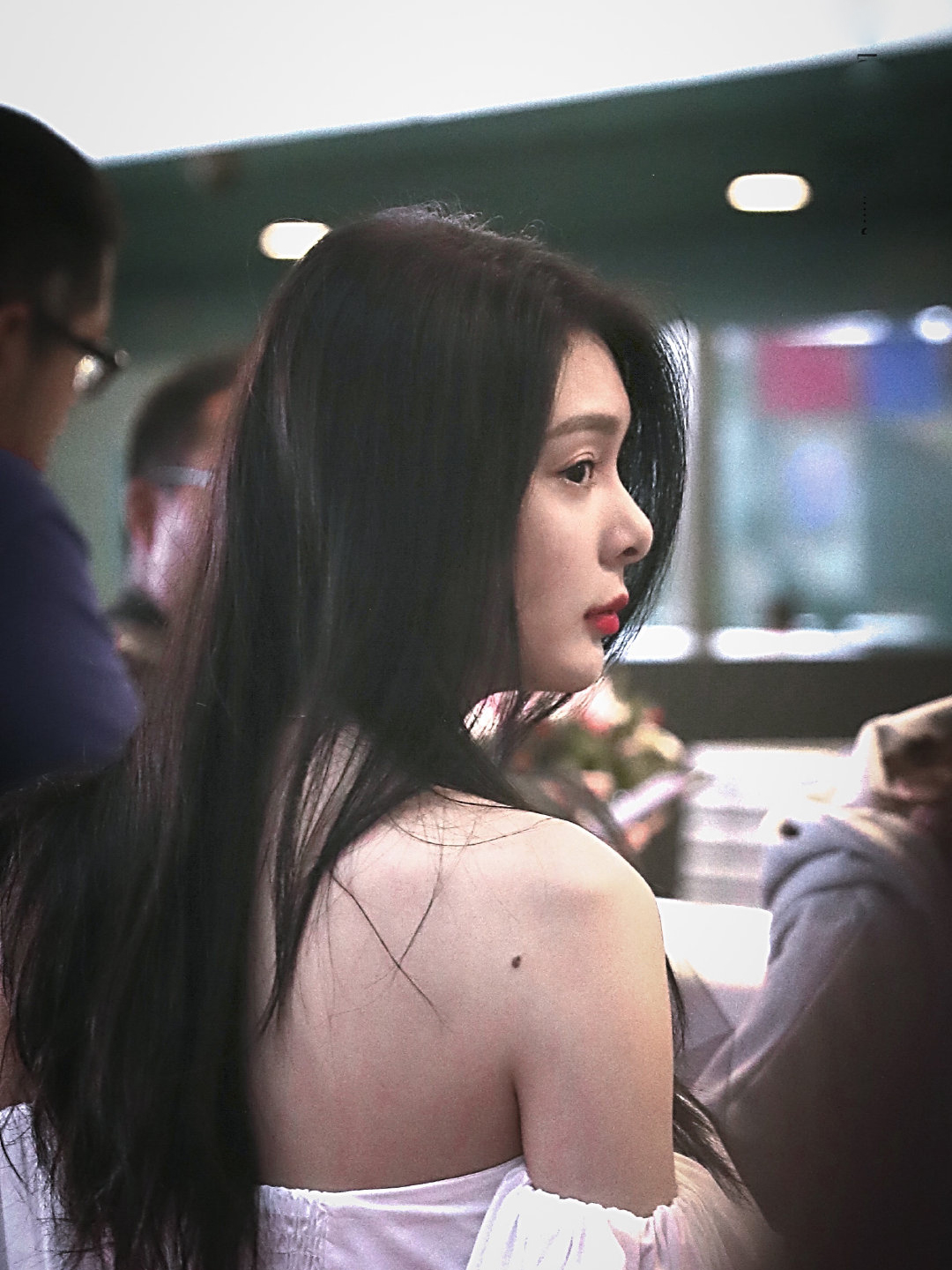 168cm傅菁清凉现身搭配抹胸上衣白到发光