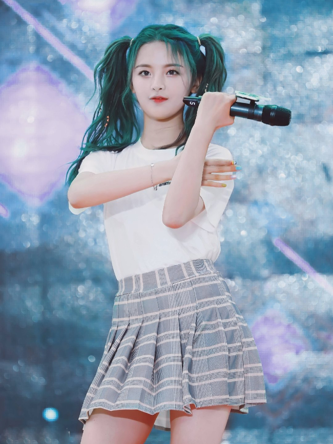 杨超越又穿绿色只是换了一个发型风格大变样