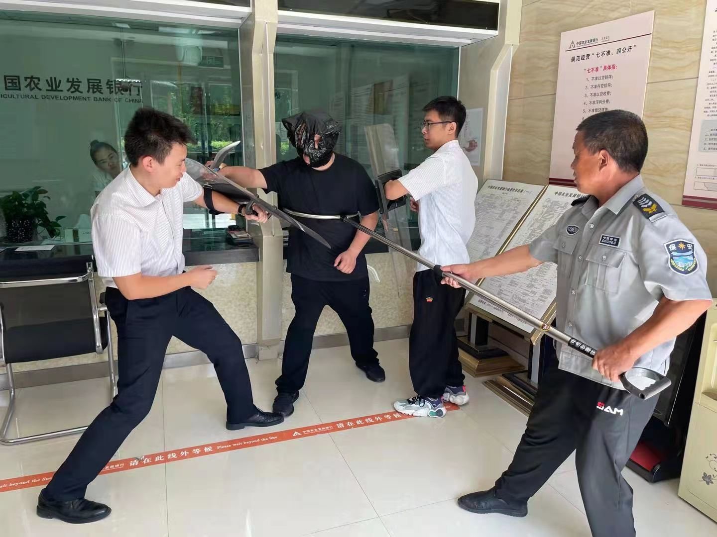 此次演练重点模拟了一次歹徒持刀意图对银行网点工作人员进行抢劫的