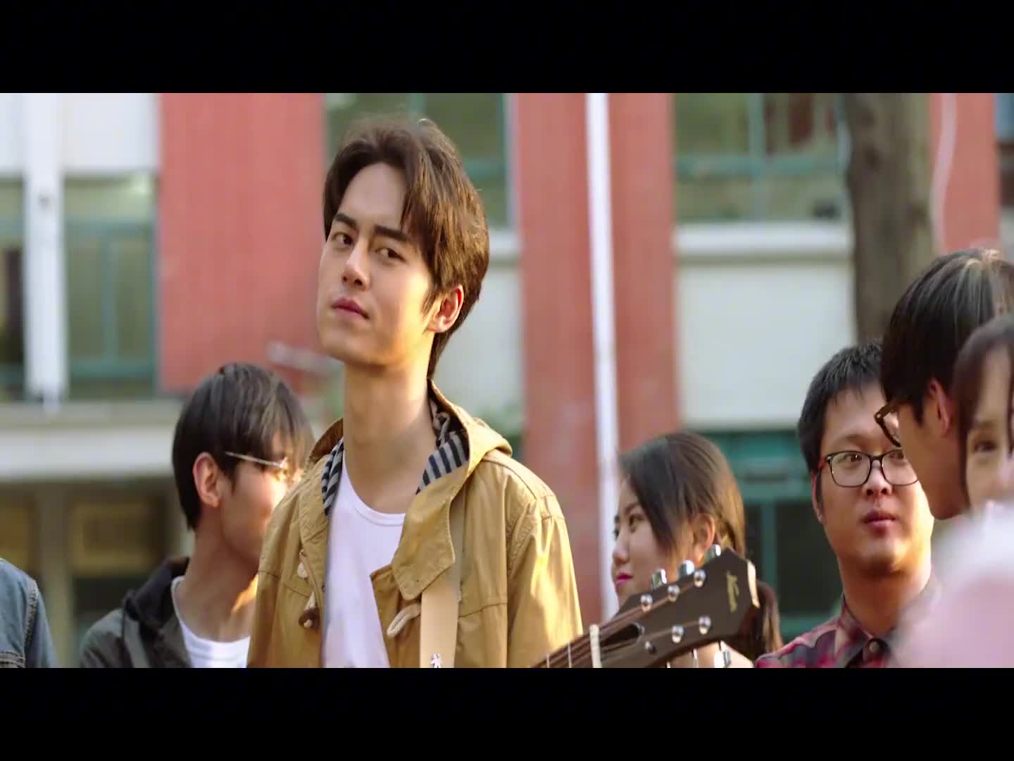 2020乔佳旭新歌《雪下的时候》,忽然下一场雪,往事让人感叹