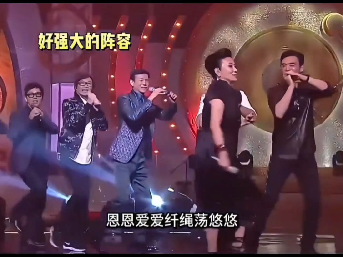 汪明荃不愧为香港娱乐圈大姐大，唱《纤夫的爱》后面全是大牌作配