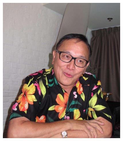 70岁曹查理罕见露面,满脸青筋发际线后移,还自称是大帅哥__财经头条