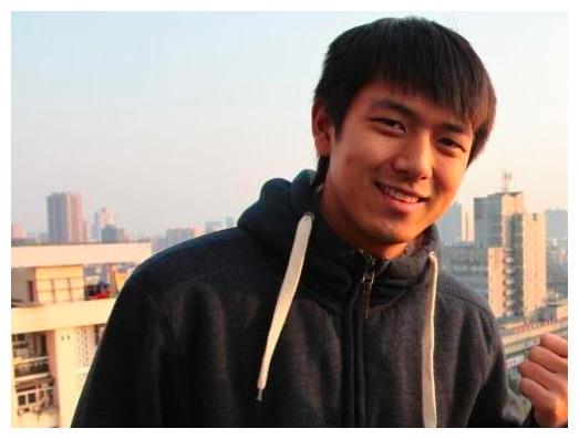 蔡徐坤没眼看李现有点土明星素人时期是怎么样的形象