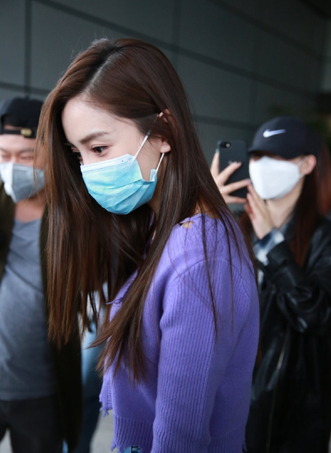 杨颖现身机场,穿香芋紫开衫与阔腿牛仔裤,状态绝佳_高清图集_新浪网