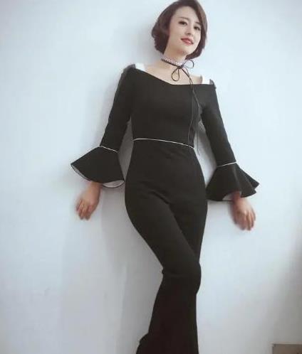 被张蕾惊艳到了!穿搭简约不张扬,这才明白什么是美人在骨不在皮