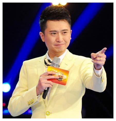 知名央视主持惹争议,街边拿饮料不付钱,走路摇摆引人注目