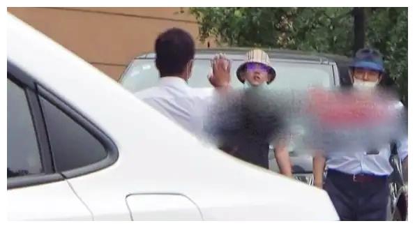 63岁张铁林开路虎停车不当,被制止后不耐烦,啤酒肚抢镜