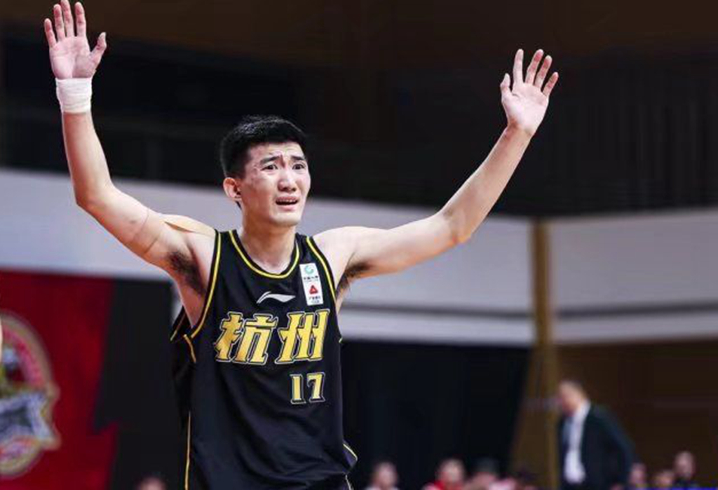 错过绝杀怒砸地板!25岁国手成为cba"劳模",球队用人值得商榷