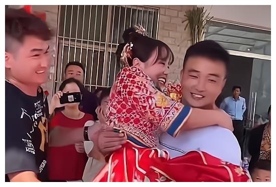 安徽女孩出嫁8个哥哥2个弟弟暖心来守护，网友：这是给的最好祝福休闲区蓝鸢梦想 - Www.slyday.coM