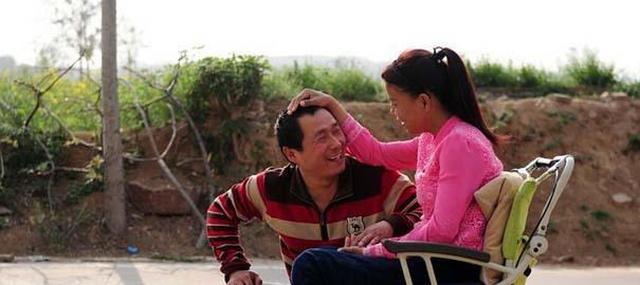 妻子瘫痪丈夫伺候两年,一天到家听见脚步声,丈夫推开门乐开了花|张倩