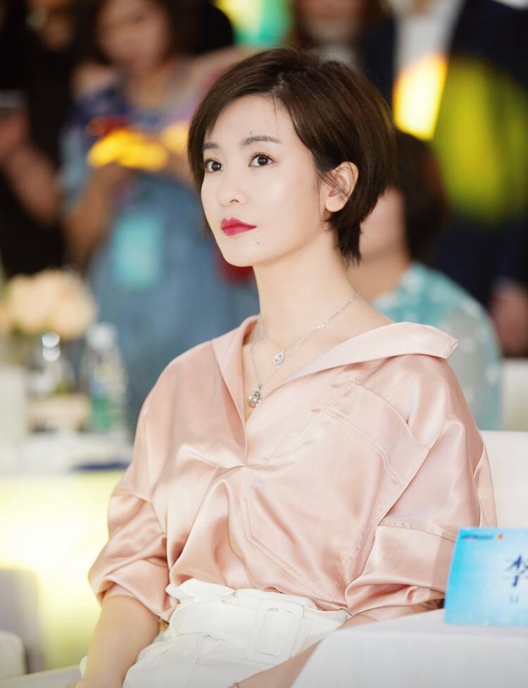 李晟剪去长发干练清爽丝绸衬衫高级感满满