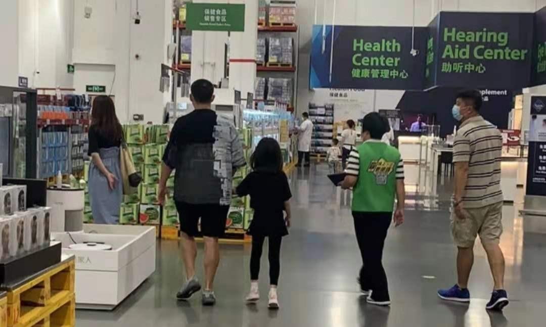 1 / 6 近日有网民在社交平台发布一张巧遇黄磊带上女儿逛商场的照片