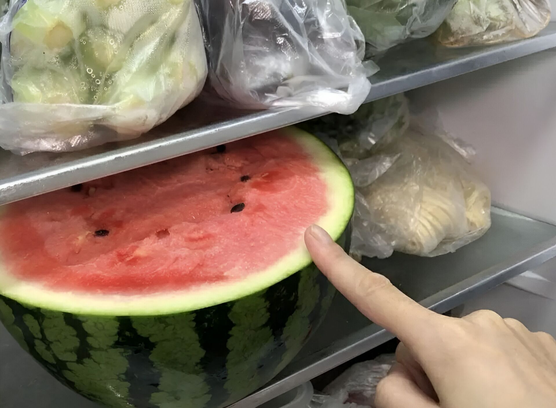 西瓜放冰箱两三天后,真的就不能吃了吗?
