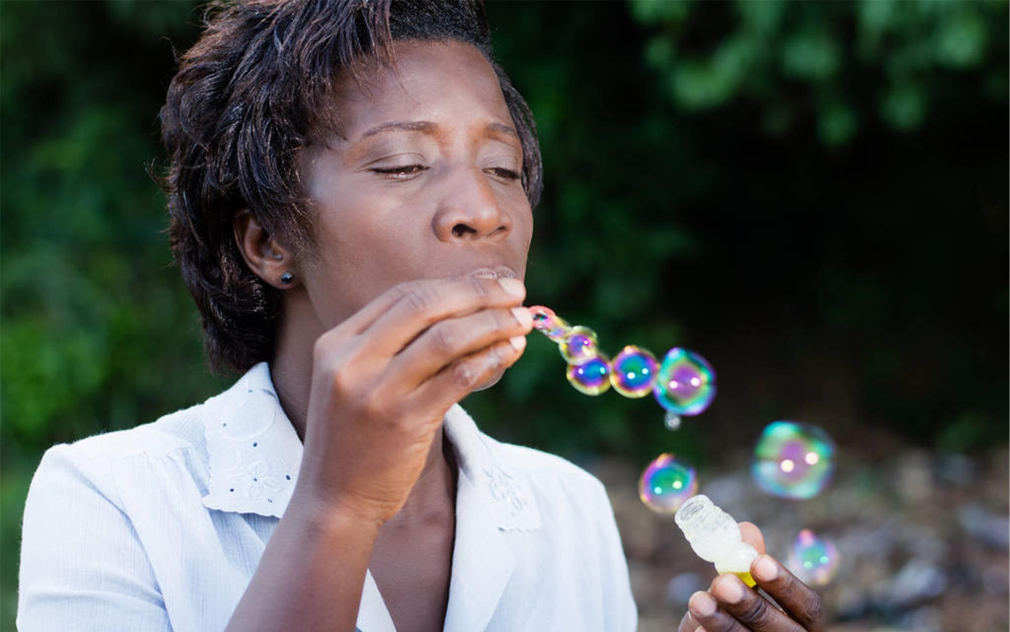 吹泡泡 三年级作文 350字以上|泡泡液|吸管|七彩_新浪新闻