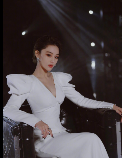 张馨予身着礼服坐在皮椅上气场全开