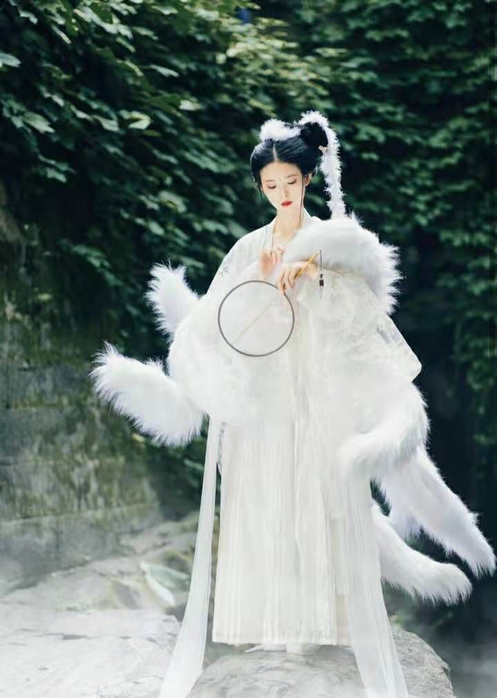 摄影师还原《山海经》九尾狐狡黠多情,网友:岳绮罗的脸小白的魂_高清