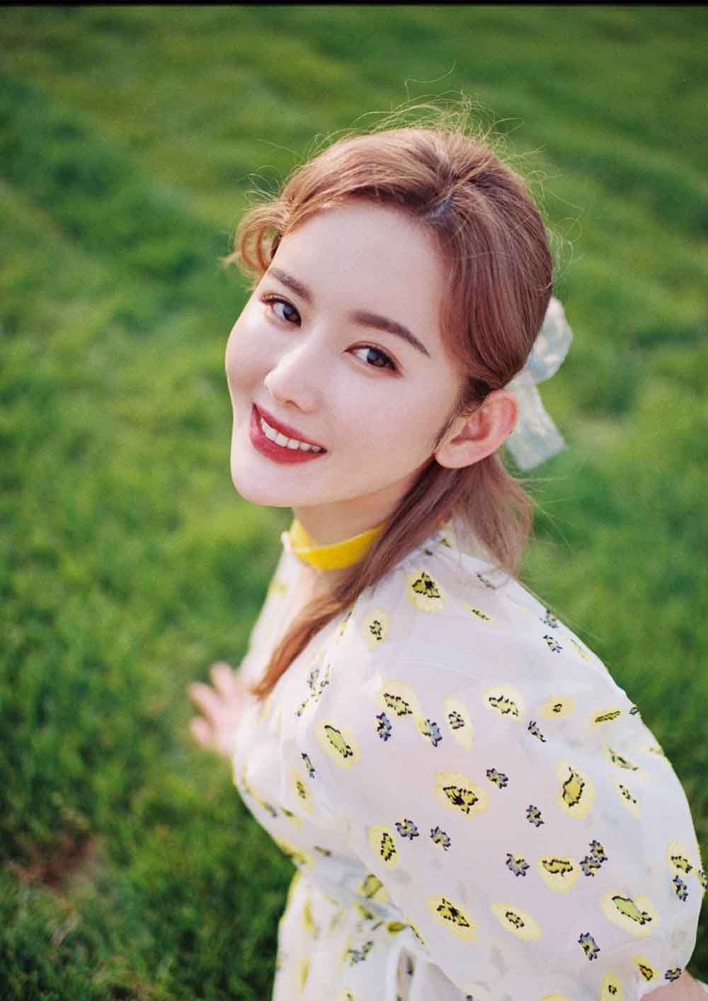 杨清初夏元气写真 笑容治愈甜度满分