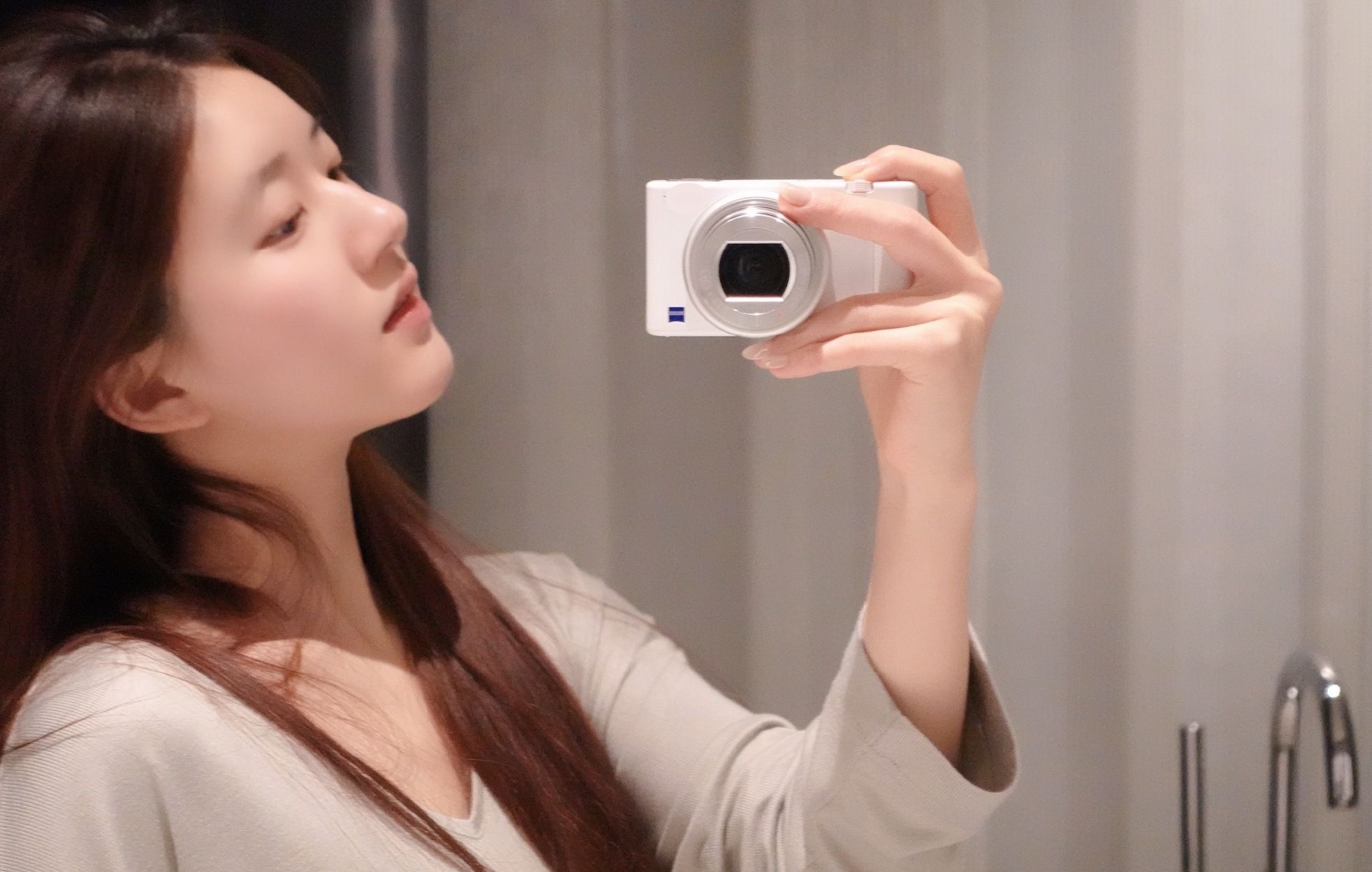 赵露思改路线了穿睡衣对镜自拍素颜模样好温柔似韩剧女主角