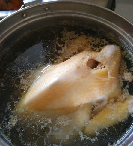 做白切鸡，不能直接下锅，大厨教你正确做法，保证鲜嫩多汁沒腥味休闲区蓝鸢梦想 - Www.slyday.coM