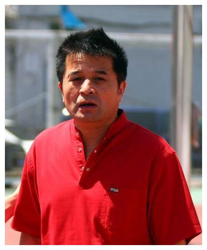 61岁毕福剑近照曝光,头发凌乱邋遢像鸡窝,油腻到网友不敢认