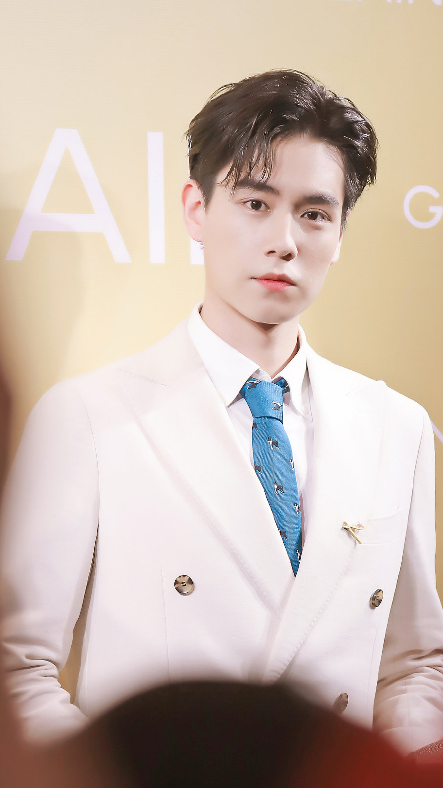 188cm胡一天脱掉西装换上休闲装居然也这么帅