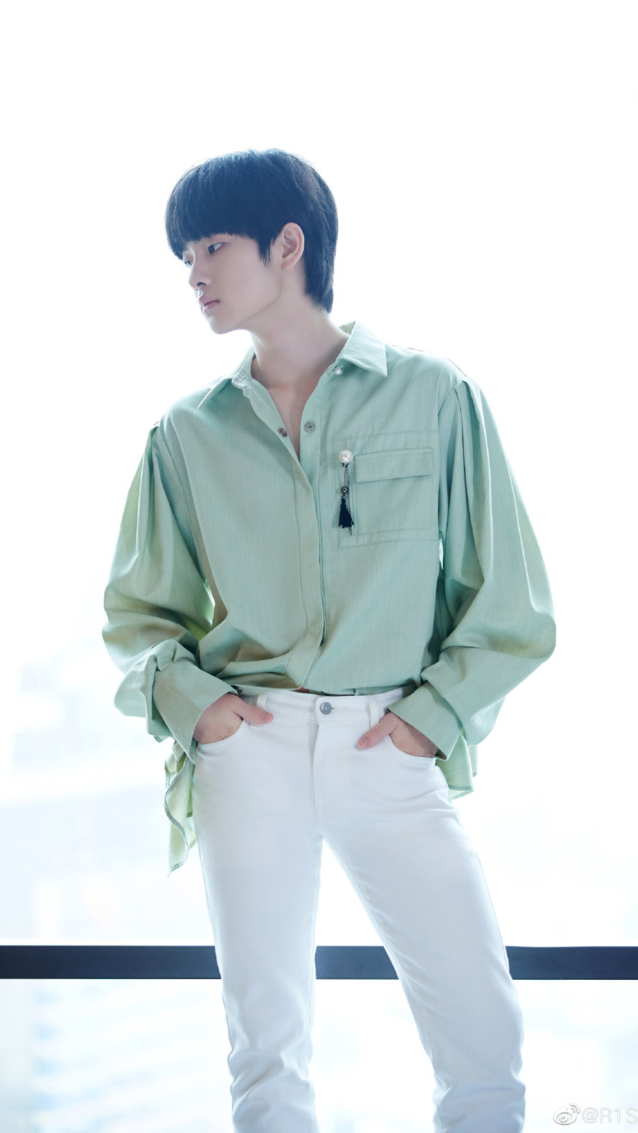 也很好地修饰了周震南的身材比例,拉长了整体搭配的线条感,周震南172