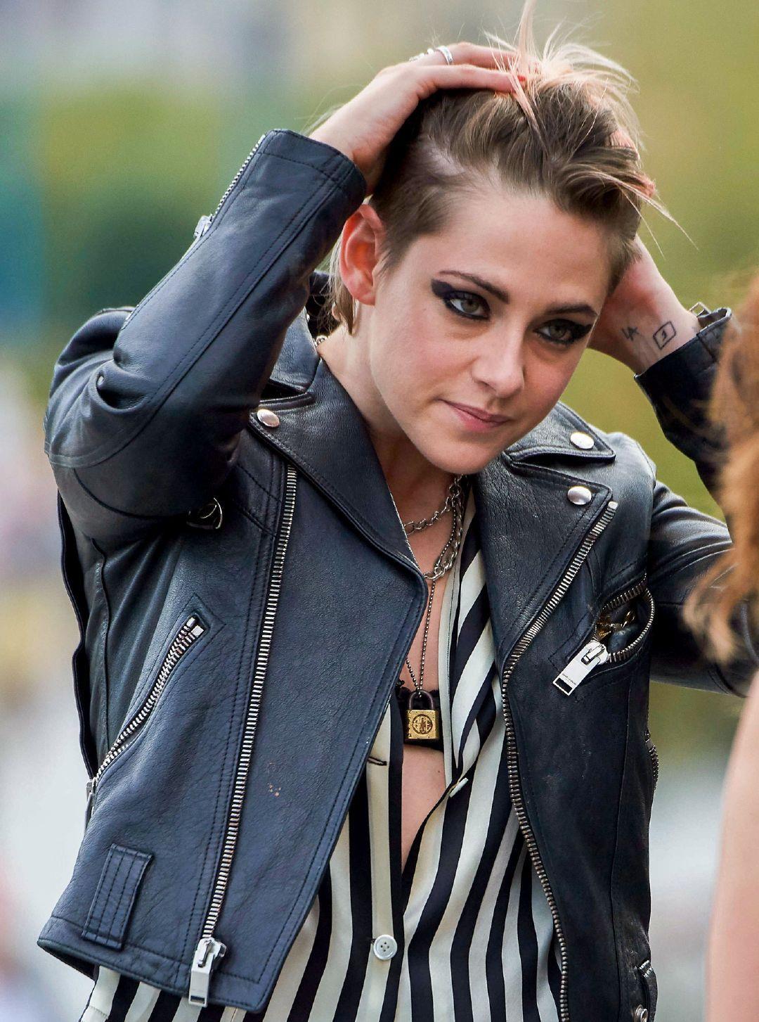 克里斯汀·斯图尔特穿帅气皮夹克,彰显超酷机车风,太帅气