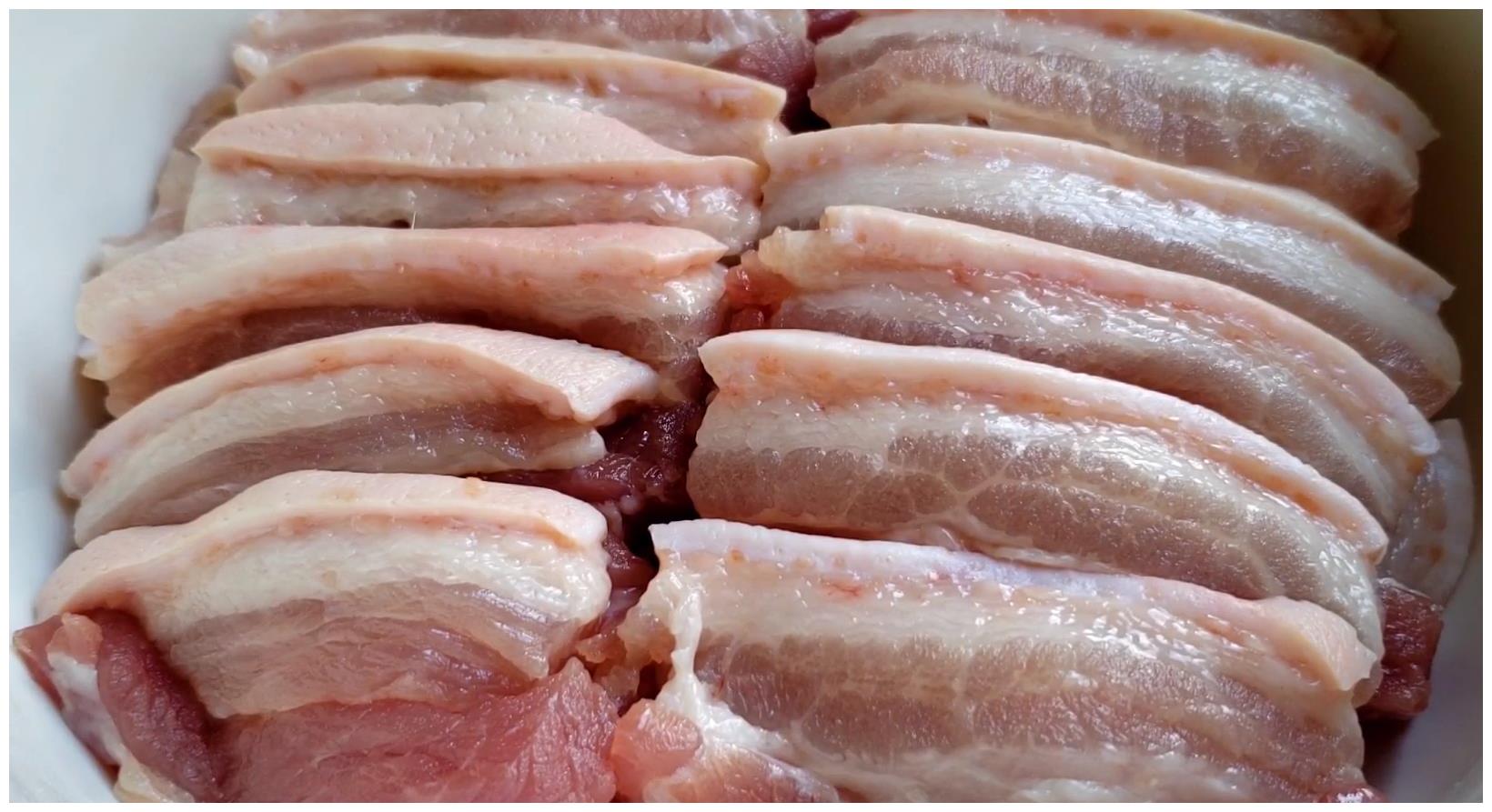 做法: 1,准备好一块五花肉切成3毫米左右的薄片,猪皮也要一起切下来.