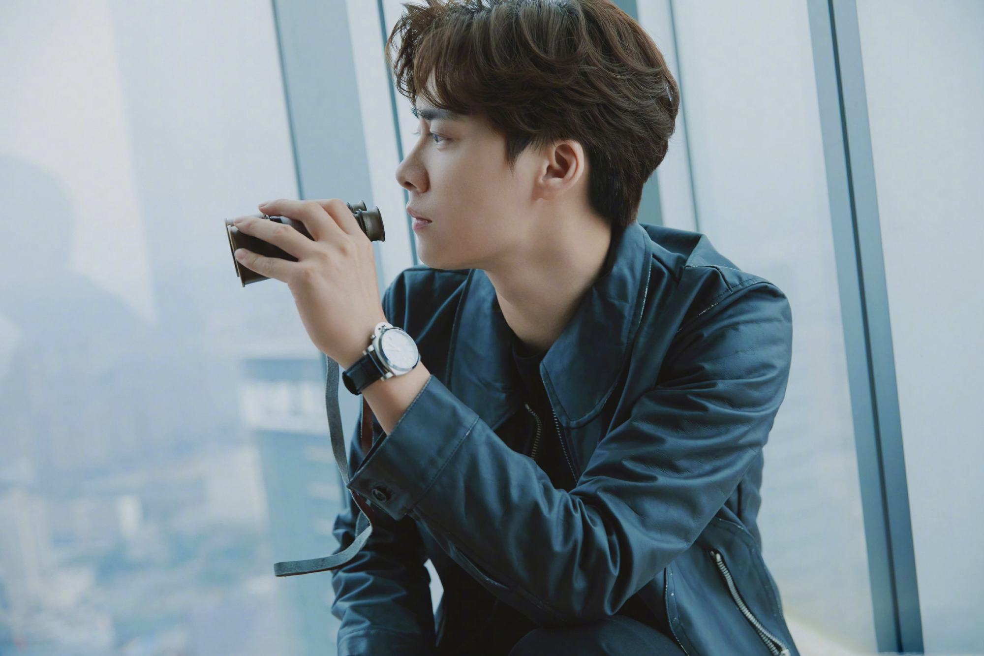 李易峰新鲜造型上线,黑色皮衣质感十足,与深蓝色背景融为一体__财经