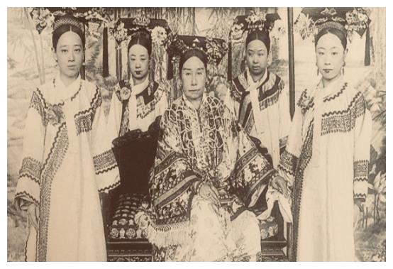 乔家大院那么富，日军侵华时为何不敢动？你看门口放了什么东西休闲区蓝鸢梦想 - Www.slyday.coM