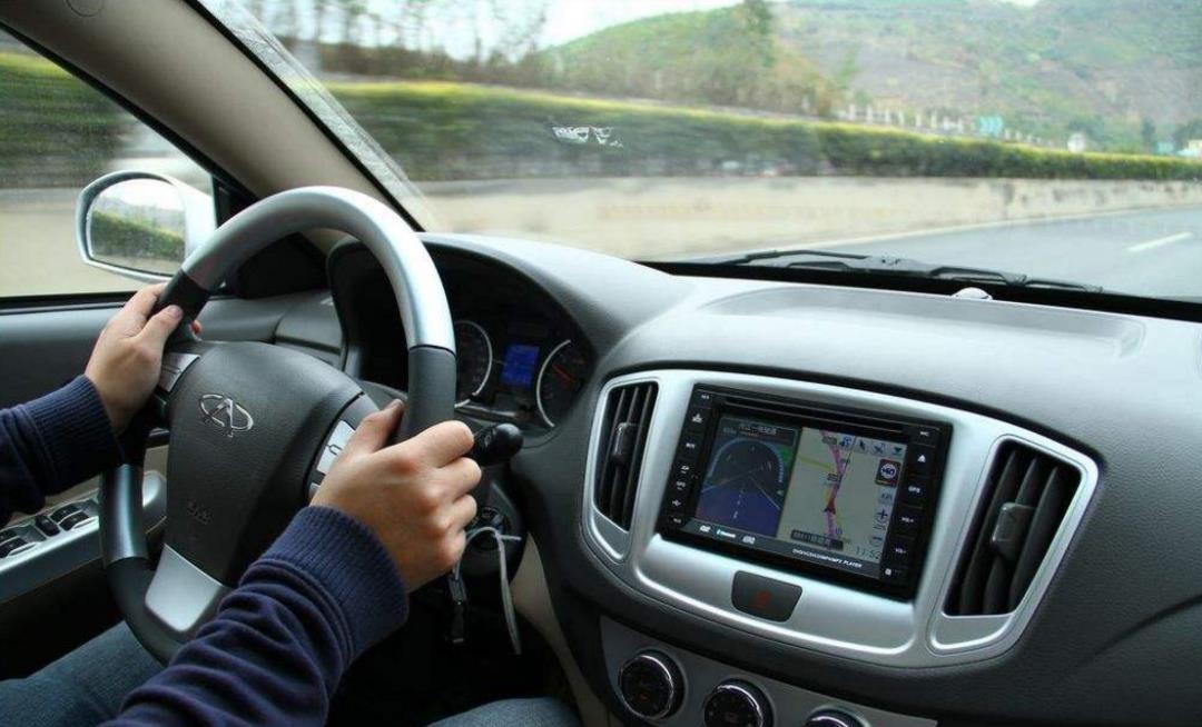 大脚踩油门和温柔开车哪个更伤车?内行人:利弊一次性告诉你