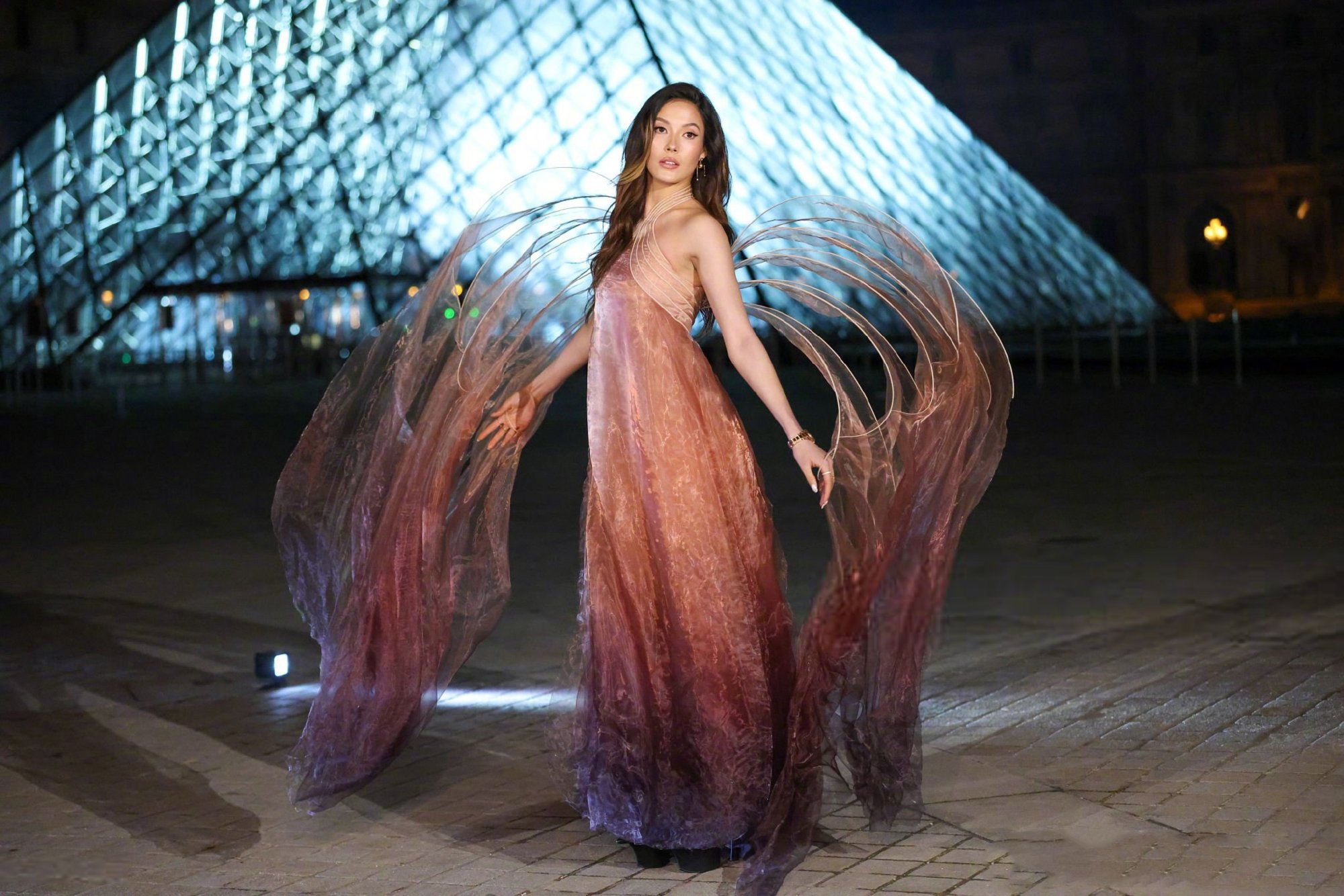 谷爱凌身着 Iris Van Herpen 2025秋冬高级定制礼服