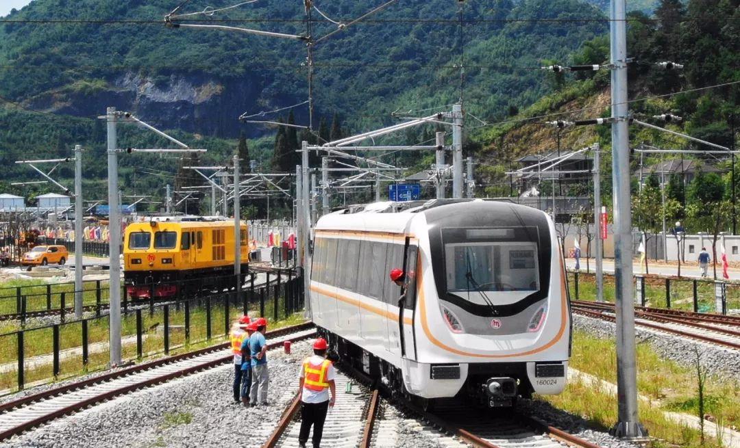 杭州将开通的一条地铁线,全长35公里,采用4节编组b型列车