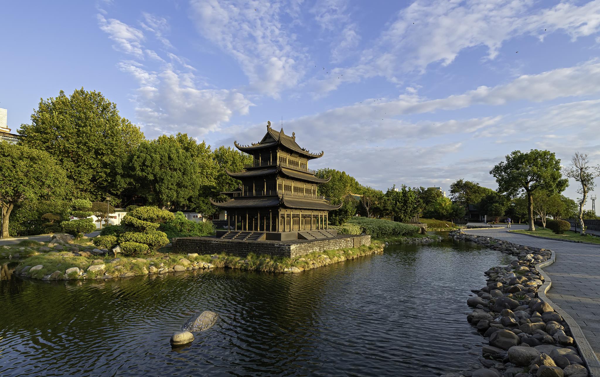 1 / 3 古"巴陵"今"岳阳"时代更迭不变的是美景和名山,岳阳市作为湖南