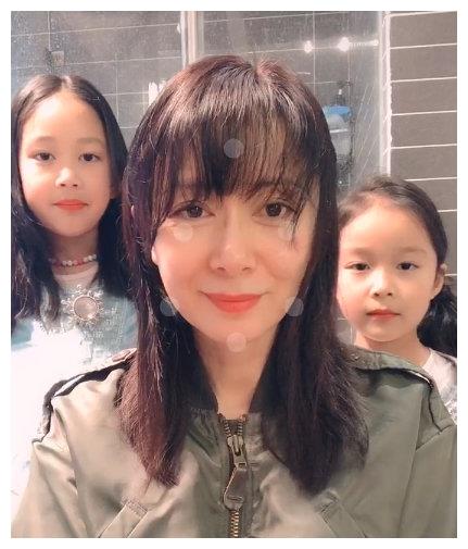 "塞娅公主"张恒晒照撞脸蔡明,两个女儿颜值高,老公身份成谜