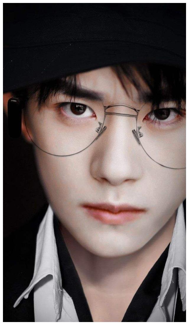 戴眼镜的男星们,李现儒雅朱一龙温柔,易烊千玺帅到窒息__财经头条