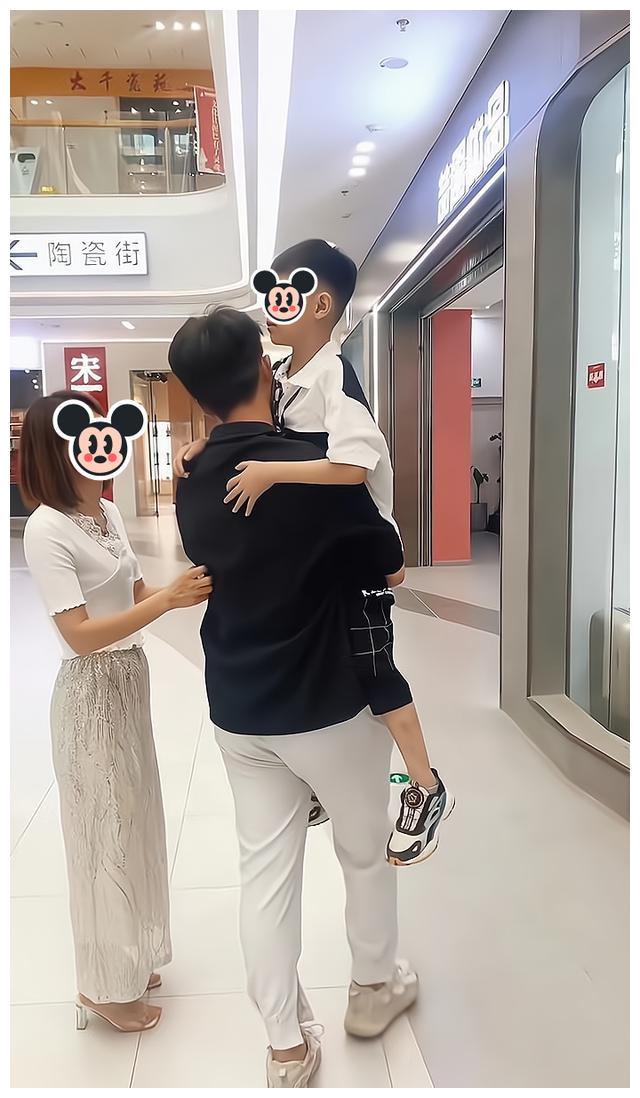 女子和男友逛街时看到前夫和孩子,想复合被拒绝:我怕会有下一次休闲区蓝鸢梦想 - Www.slyday.coM 女子和男友逛街时看到前夫和孩子,想复合被拒绝:我怕会有下一次休闲区蓝鸢梦想 - Www.slyday.coM