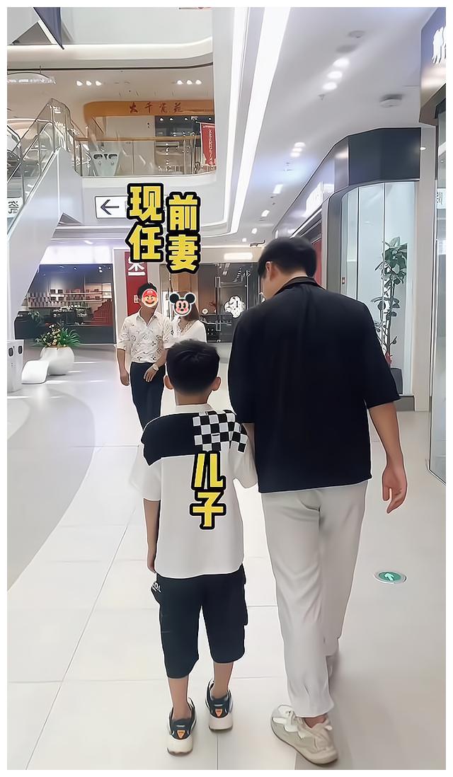 女子和男友逛街时看到前夫和孩子,想复合被拒绝:我怕会有下一次休闲区蓝鸢梦想 - Www.slyday.coM 女子和男友逛街时看到前夫和孩子,想复合被拒绝:我怕会有下一次休闲区蓝鸢梦想 - Www.slyday.coM