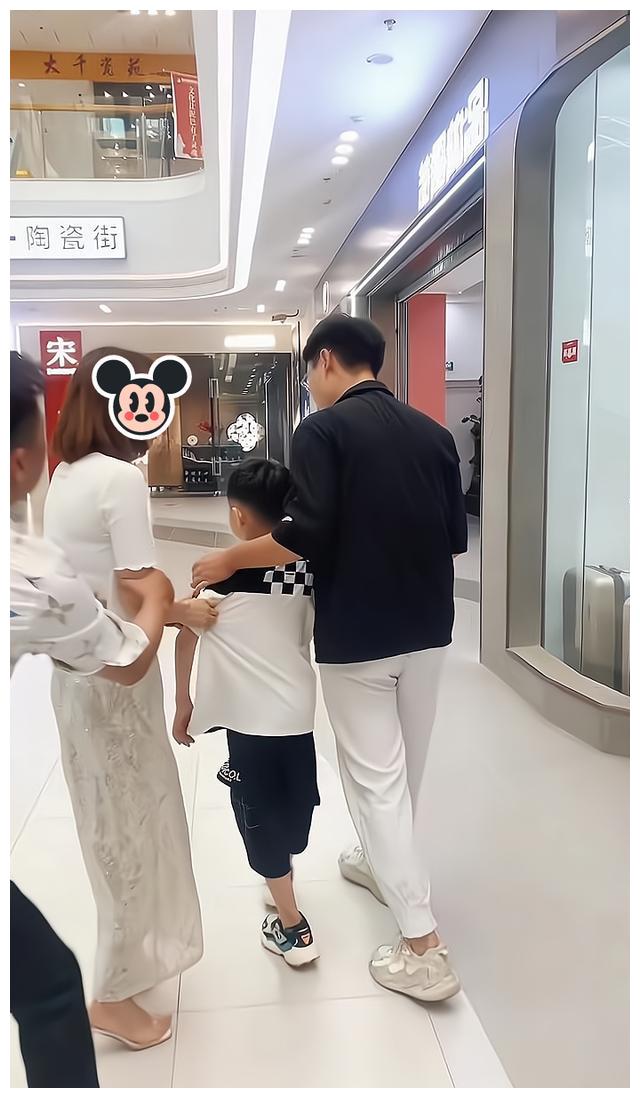 女子和男友逛街时看到前夫和孩子,想复合被拒绝:我怕会有下一次休闲区蓝鸢梦想 - Www.slyday.coM 女子和男友逛街时看到前夫和孩子,想复合被拒绝:我怕会有下一次休闲区蓝鸢梦想 - Www.slyday.coM