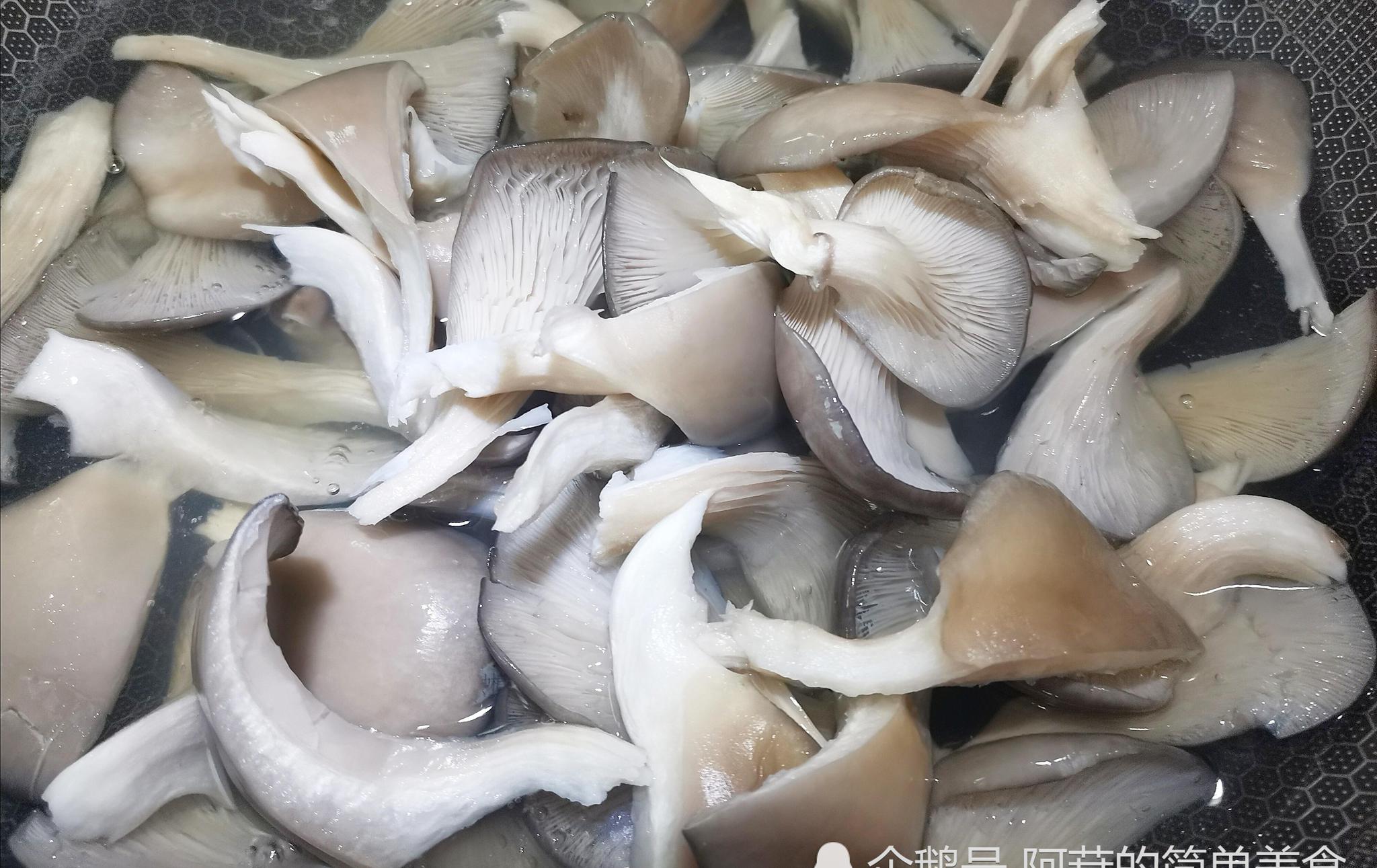 这道软炸凤尾菇,咸香酥脆,口感似肉,太适合做小零