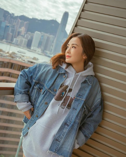 阿sa晒出一组自拍照,身穿牛仔短裤大秀美腿.