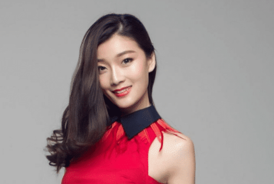 杨小曼有耿直的性格擅长唱歌跳舞如今成为乐坛上的新秀