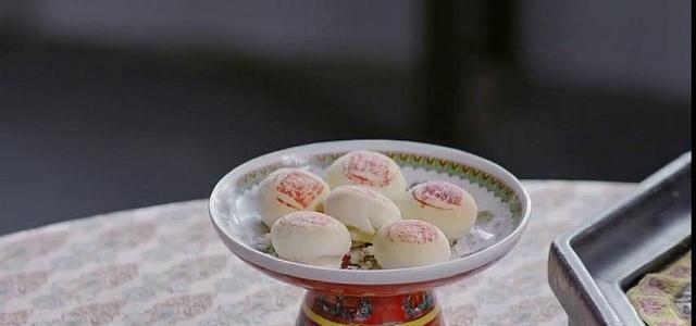 80斤牛奶只做1盘糕点,富察皇后:太浪费不吃,乾隆皇帝:不许停