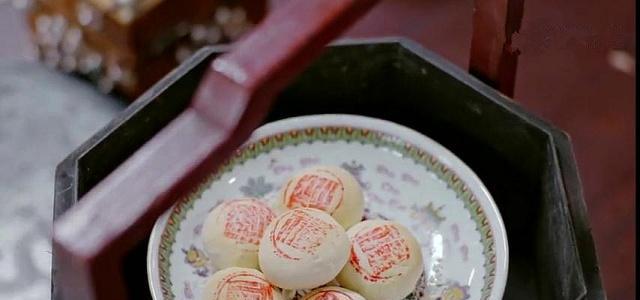80斤牛奶只做1盘糕点,富察皇后:太浪费不吃,乾隆皇帝:不许停