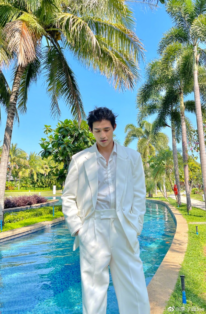 照片中,李子峰一身白色西装,好身材展露无遗,慵懒随意的背头微微垂眸