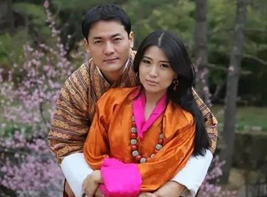 37岁不丹公主闪耀泰国!雪域美人惊艳亮相,被帅气驸马抢尽风头