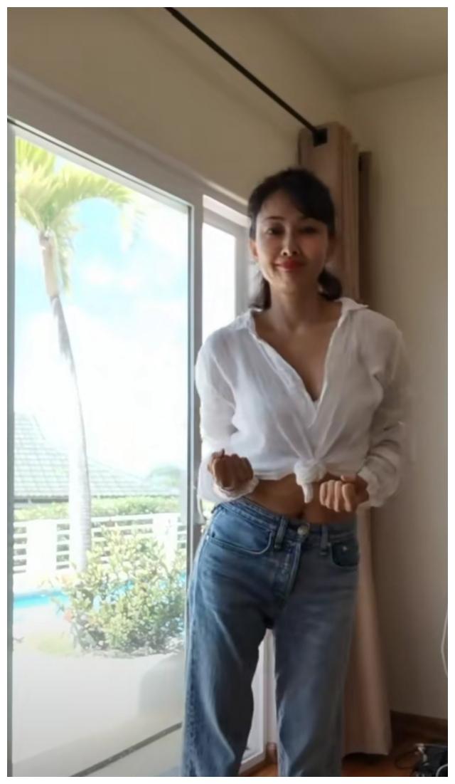 47岁牛莉与小鲜肉热舞,魔性扭动,舞姿动作幅度大暴露好身材?