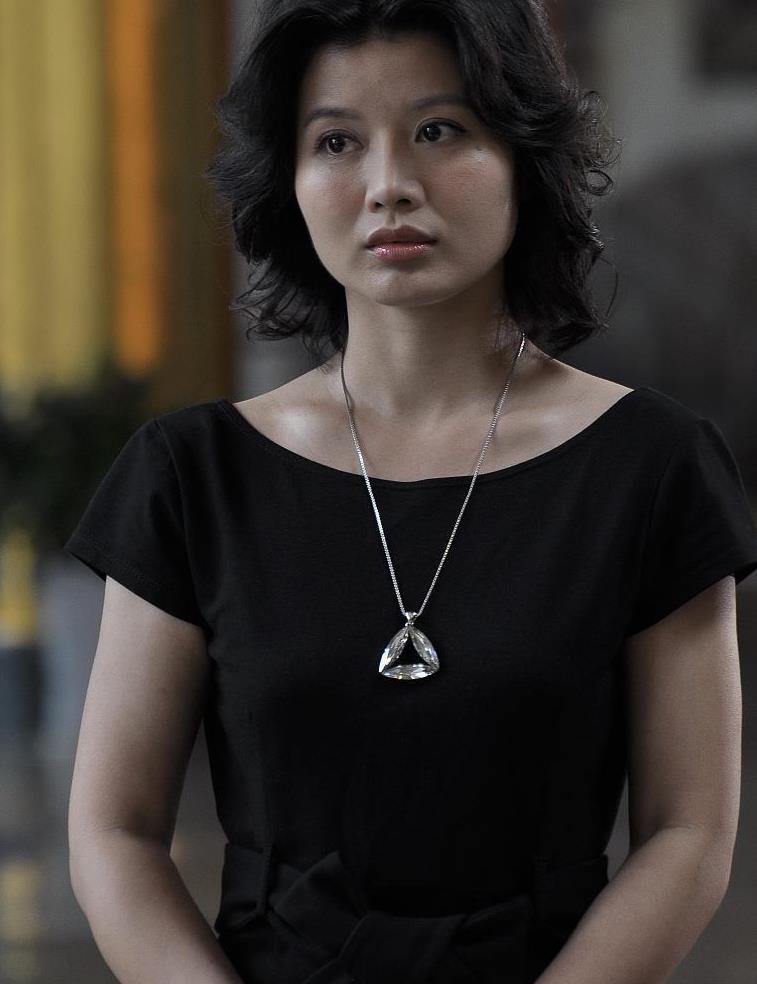 程愫换上女装真漂亮穿淡蓝连衣裙配短发英姿飒爽又甜美