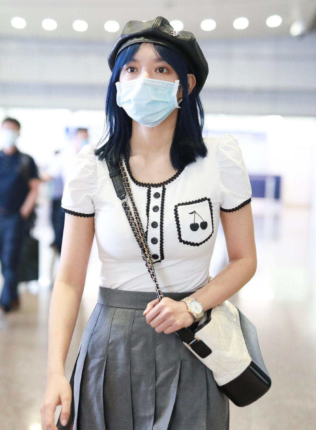 程潇机场私服穿搭分享,修身t恤搭配百褶裙,时尚休闲